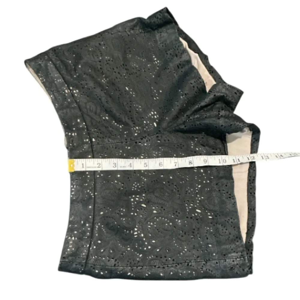 Authentic Alice + Olivia genuine black leather laser print designer shorts sz S